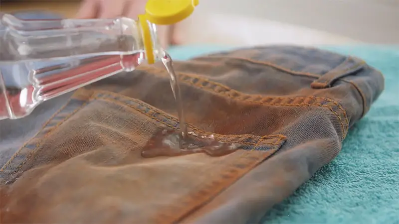 Apply Vinegar (Or Lemon Juice) Remove Rust from Clothes