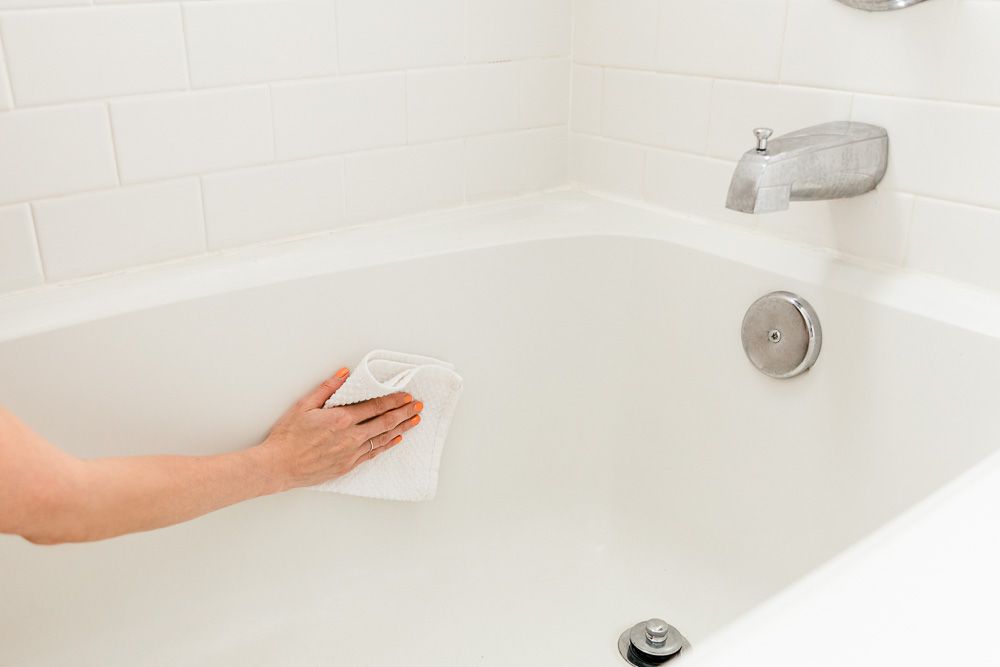 Sparkling Clean Bathtubs and Sinks